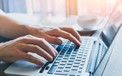 FORMULARIO DE MATRÍCULA close up of hands of business person working on computer, man using internet and social media